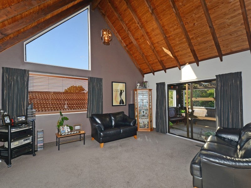 33 Seymour Grove, Kingsley Heights, Upper Hutt - Carousel 2