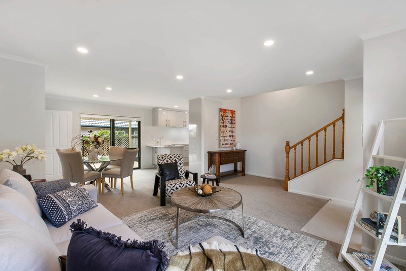 8 Stonegate Close, Westgate, Auckland - Carousel 1