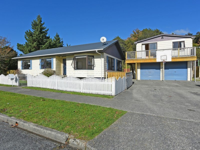 2 Moonstone Grove, Birchville, Upper Hutt - Carousel 1