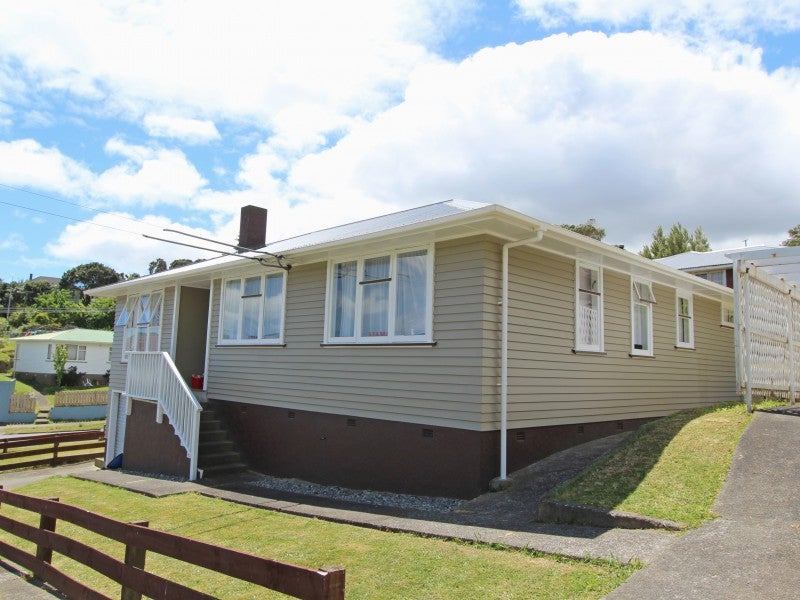 1 Berkshire Grove, Cannons Creek, Porirua - Carousel 2