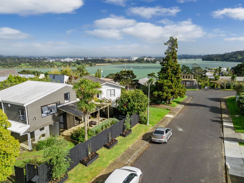 2/2 Oruamo Place, Beach Haven, Auckland - Carousel 2