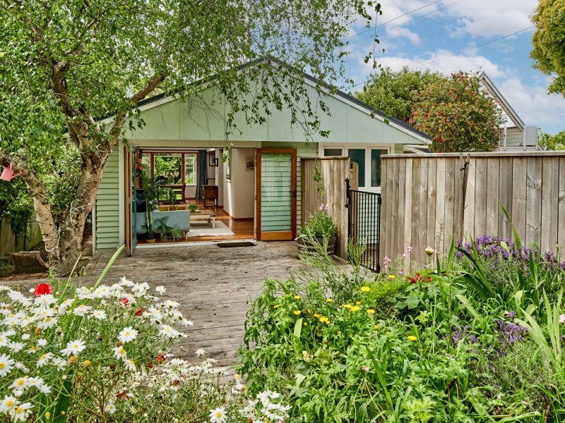 20 Airlie Road, Plimmerton, Porirua - Carousel 1