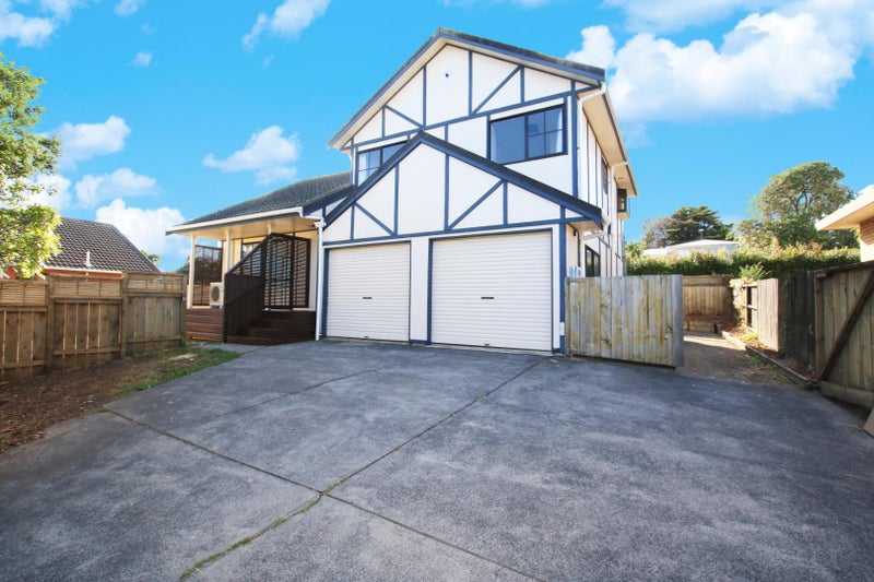 2/8 Delisle Place, Windsor Park, Auckland - Carousel 1