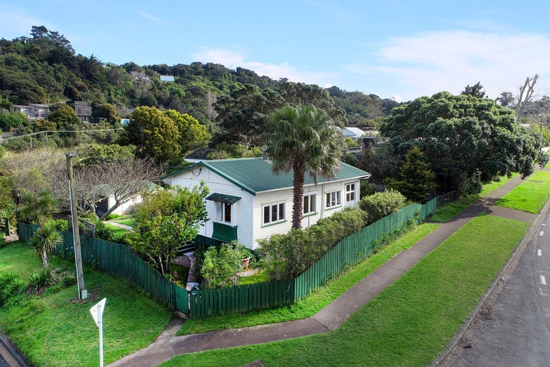 3 Hamilton Road, Surfdale, Waiheke Island - Carousel 1