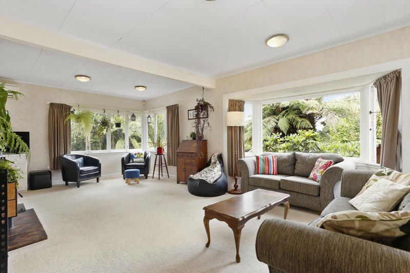 562 Scenic Drive, Waiatarua, Auckland - Carousel 2