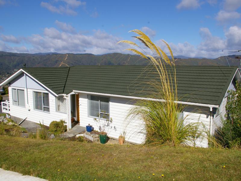 4 Lone Tree Grove, Kelson, Lower Hutt - Carousel 11