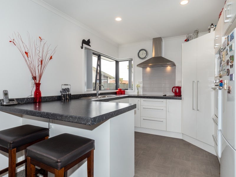 2/81 Royal Park Drive, Parklands, Christchurch - Carousel 2