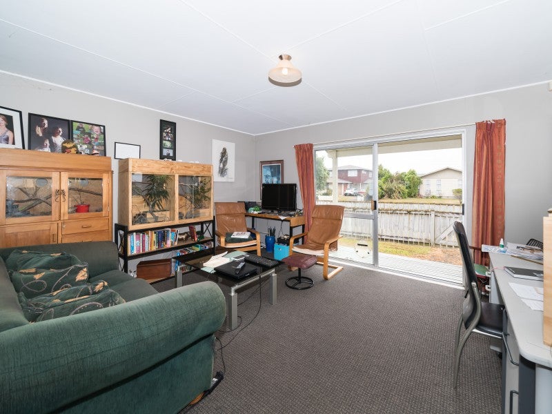 2 Suzanne Grove, Kelvin Grove, Palmerston North - Carousel 2