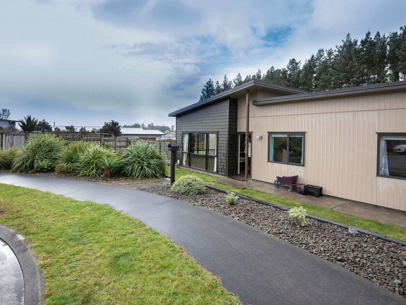 8 Dunbar Place, Highlands Park, New Plymouth - Carousel 1