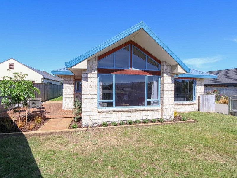 17 Holcombe Drive, Paraparaumu - Carousel 17