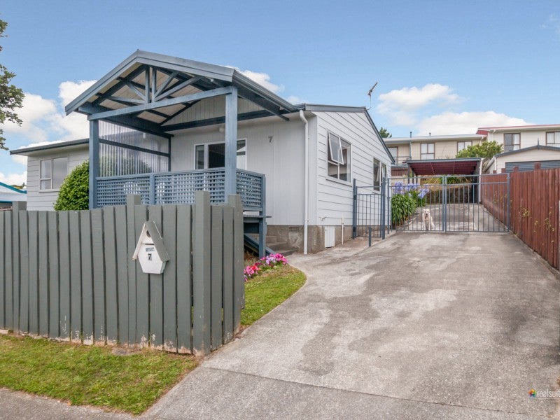 7 Mossburn Grove, Kelson, Lower Hutt - Carousel 18
