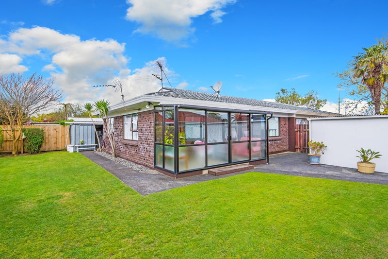 2/13 Walter Strevens Drive, Conifer Grove, Takanini - Carousel 1