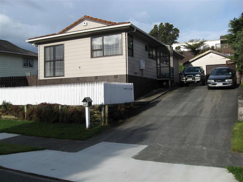 17 Mossburn Grove, Kelson, Lower Hutt - Carousel 1