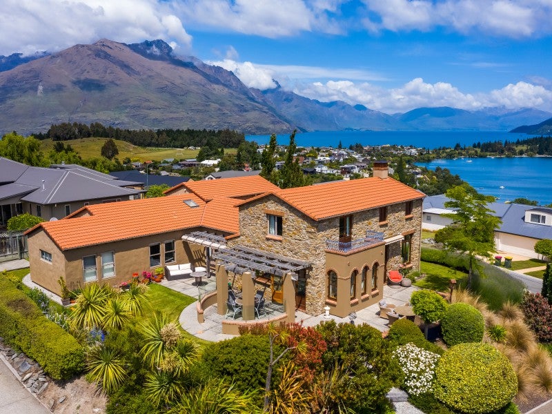 1 Garland Terrace, Kelvin Heights, Queenstown - Carousel 1