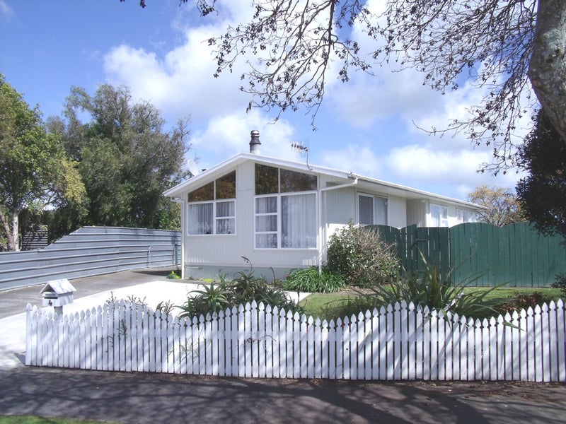 4 Robinson Crescent, Westbrook, Palmerston North - Carousel 1