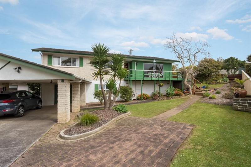 13 Binda Place, Botany Downs, Auckland - Carousel 2