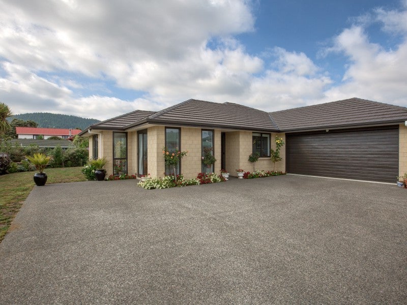12 Brookfield Place, Paraparaumu - Carousel 1