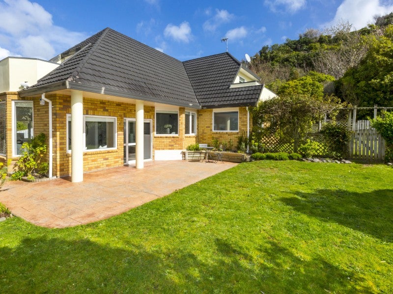 7 Carlow Grove, Birchville, Upper Hutt - Carousel 1