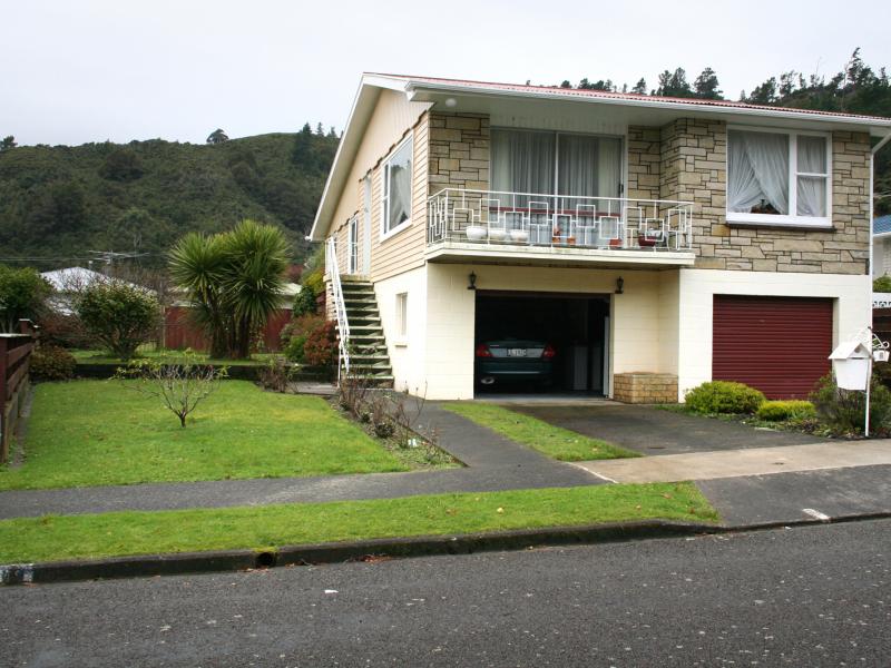 6 Helvetia Grove, Naenae, Lower Hutt - Carousel 1