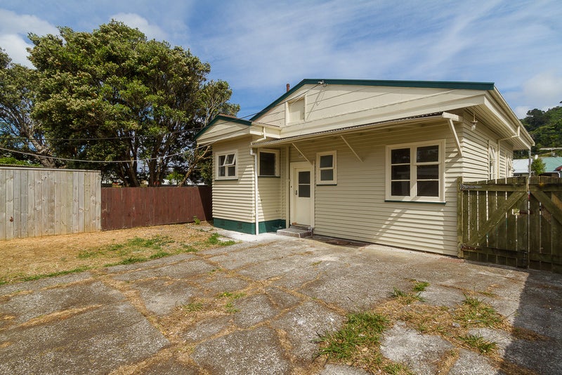 4 Riddlers Crescent, Petone, Lower Hutt - Carousel 1