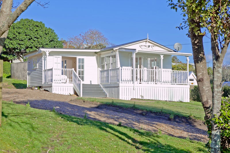 8 Moa Avenue, Oneroa, Waiheke Island - Carousel 1