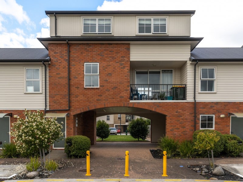 24 Chiefs Court, Hamilton East, Hamilton - Carousel 1