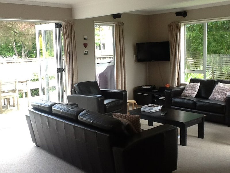 15 Pulham Crescent, Queenwood, Hamilton - Carousel 1