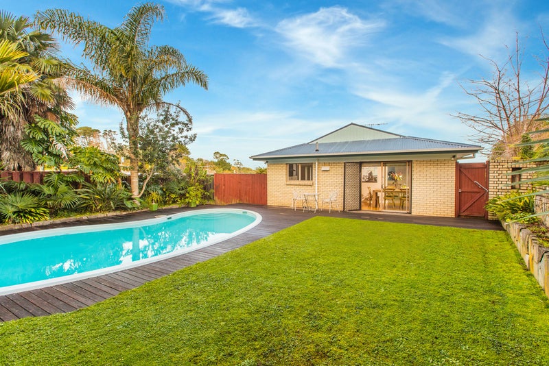 11 Himalaya Drive, Half Moon Bay, Auckland - Carousel 1