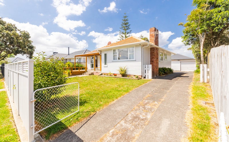 76 Commodore Drive, Lynfield, Auckland - Carousel 2