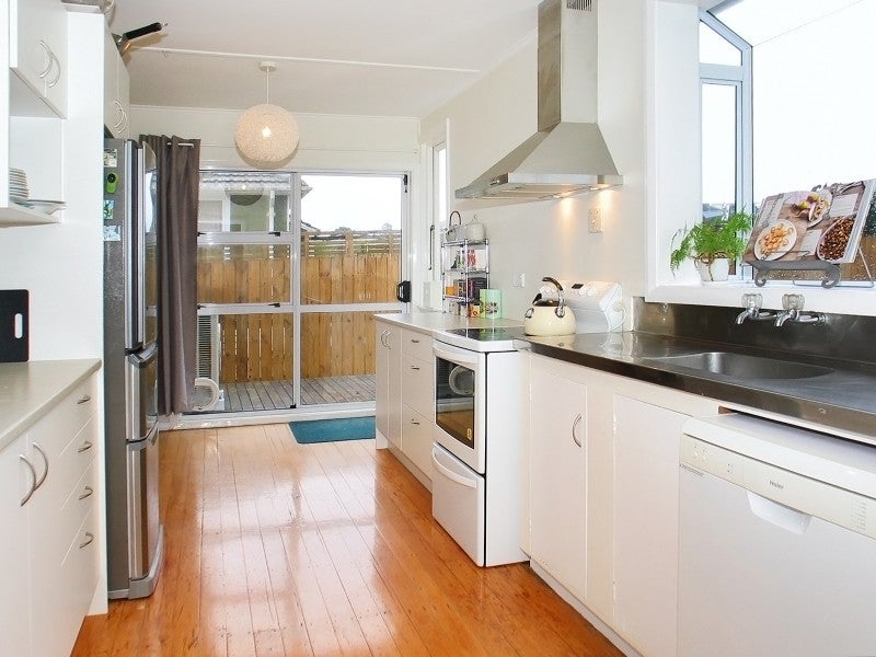 7 Mana Avenue, Titahi Bay, Porirua - Carousel 2