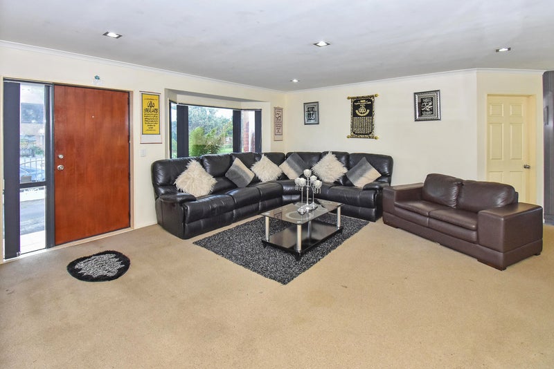 51 Crossandra Drive, Mangere, Auckland - Carousel 2