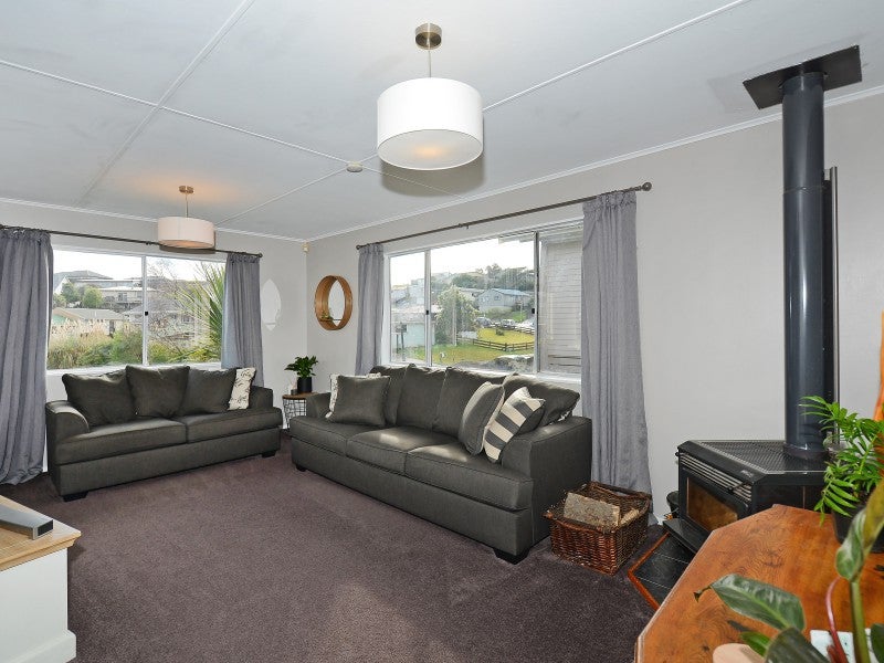 8 Blueberry Grove, Timberlea, Upper Hutt - Carousel 2