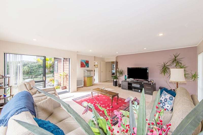 2/8 Mandica Place, Sunnynook, Auckland - Carousel 2