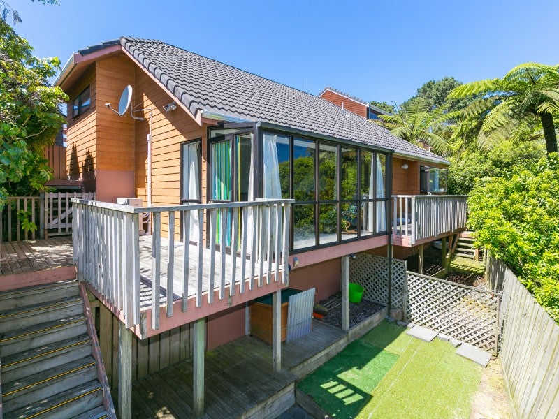 8 Tedder Way, Karori, Wellington - Carousel 1