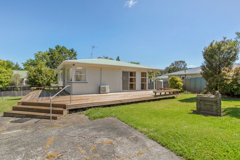 14 Firle Place, Green Bay, Auckland - Carousel 1