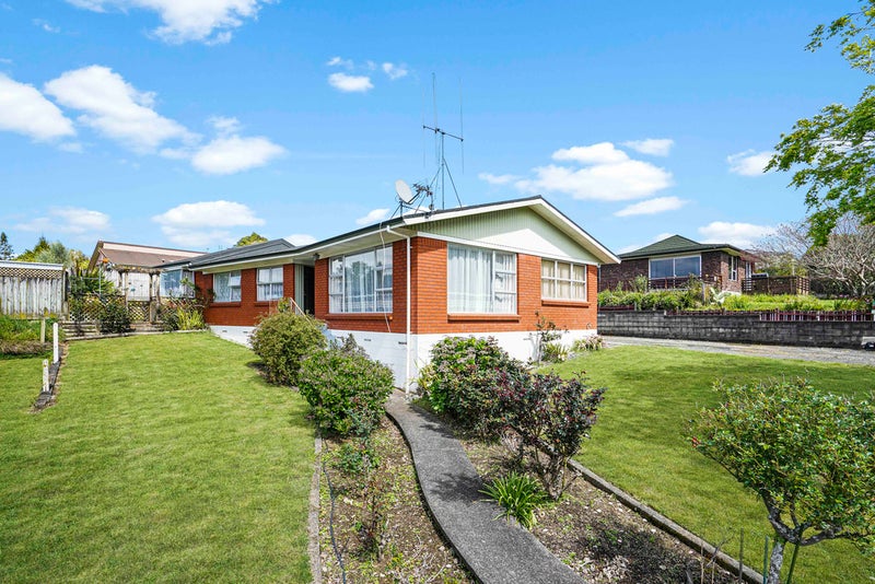 25 Sunnyhills Avenue, Glenview, Hamilton - Carousel 1