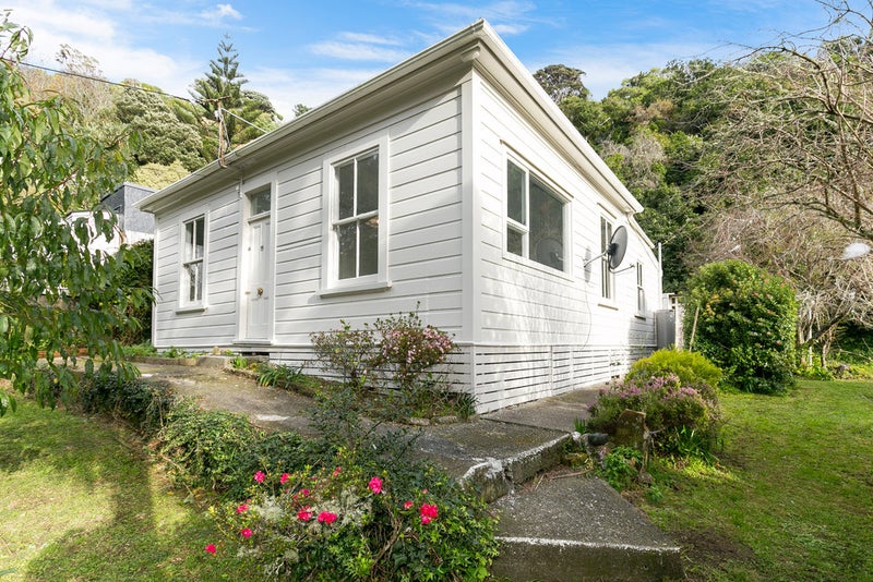 15 Curtis Street, Karori, Wellington - Carousel 1