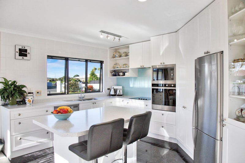 12 Taylor Place, Merrilands, New Plymouth - Carousel 2