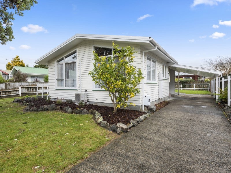 7 Denver Grove, Totara Park, Upper Hutt - Carousel 1