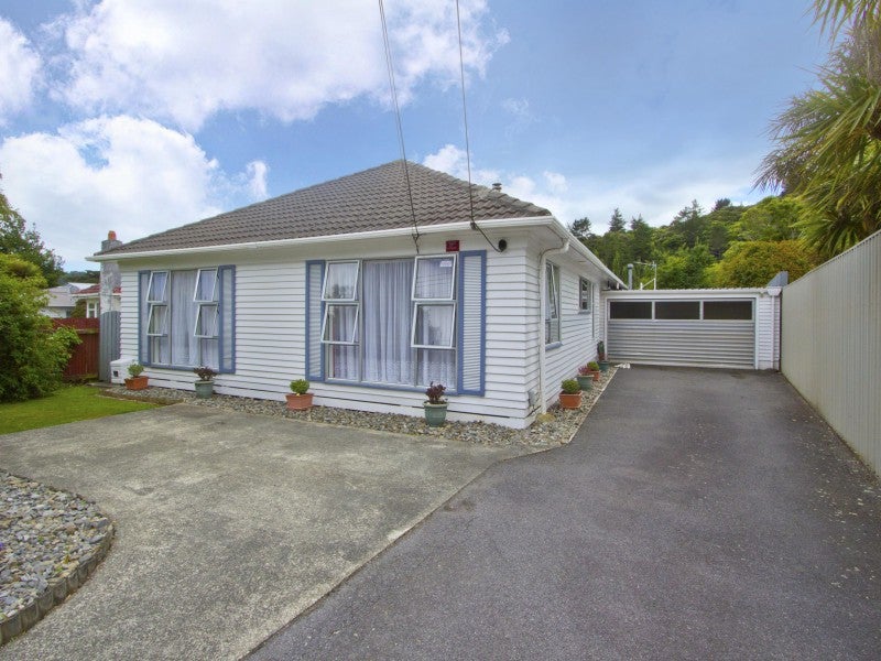 31 Poole Crescent, Wainuiomata, Lower Hutt - Carousel 1