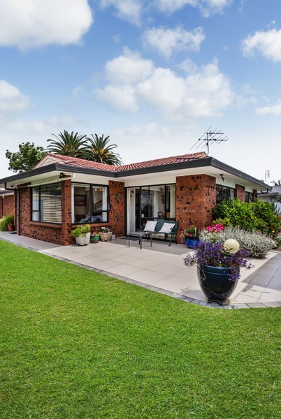 49 Walter Strevens Drive, Conifer Grove, Takanini - Carousel 2