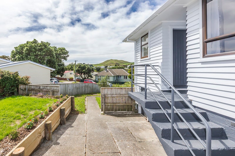 152 Castor Crescent, Cannons Creek, Porirua - Carousel 2