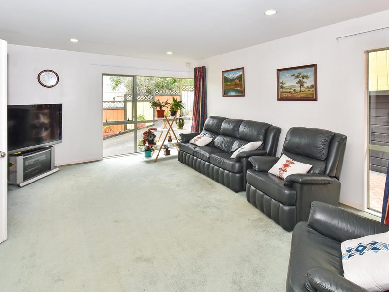 2/61 Ribbonwood Crescent, Goodwood Heights, Auckland - Carousel 2