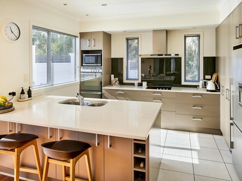 11 Paremata Drive, Paremata, Porirua - Carousel 2