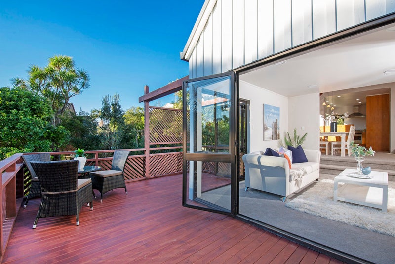 25 Copperfield Terrace, Mellons Bay, Auckland - Carousel 1