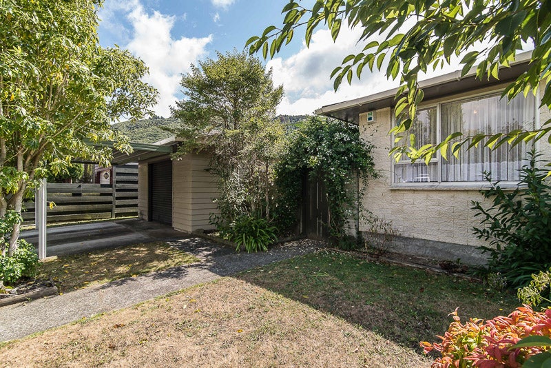 14 Denver Grove, Totara Park, Upper Hutt - Carousel 1