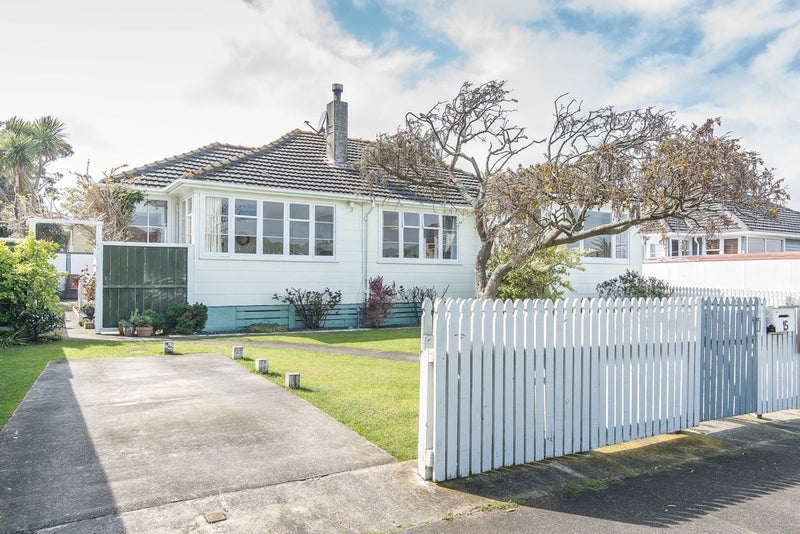 15 Mana Avenue, Titahi Bay, Porirua - Carousel 1