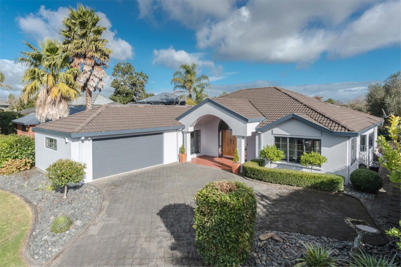 19 Montrose Crescent, Huntington, Hamilton - Carousel 1