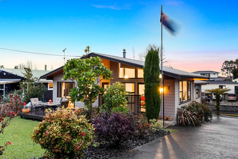 108 Cliff View Drive, Green Bay, Auckland - Carousel 2
