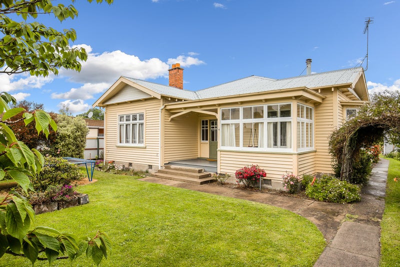 8 Douglas Road, Amberley, Amberley - Carousel 1